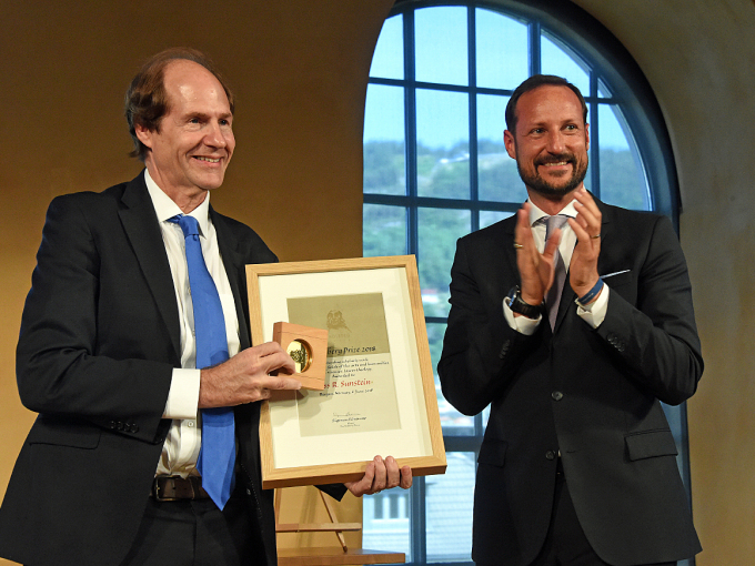 Crown Prince Haakon presents the Holberg Prize for 2018 to US legal scholar Cass R. Sunstein. Photo: Sven Gj. Gjeruldsen, The Royal Court